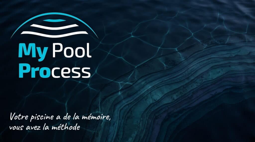 Surface d'eau bleu nuit traversee de reflets cyan, strates superposees en profondeur, logo My Pool Process en haut a gauche et la baseline manuscrite Votre piscine a de la memoire, vous avez la methode en bas a gauche